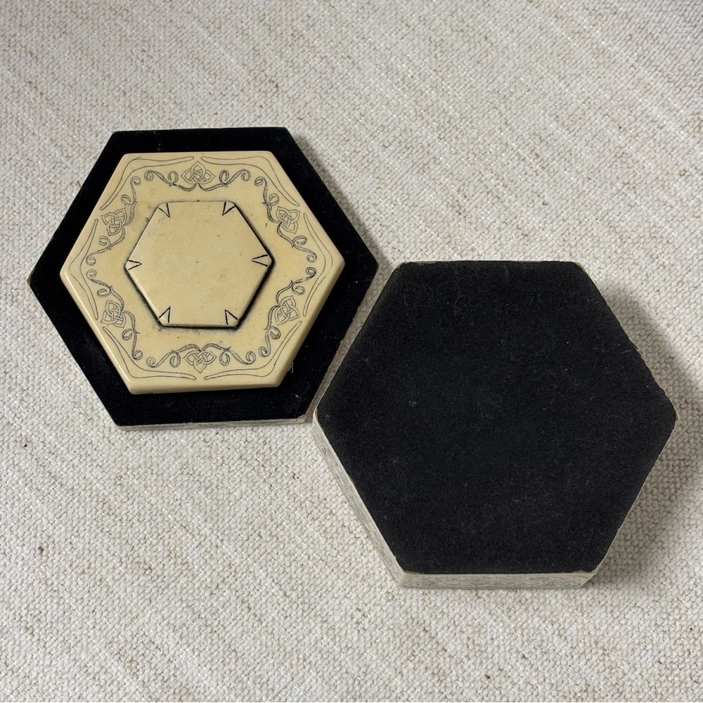 Vintage Comoy's Scrimshaw lidded Hexagon trinket box, Made In Great Britian, - Picture 4 of 6